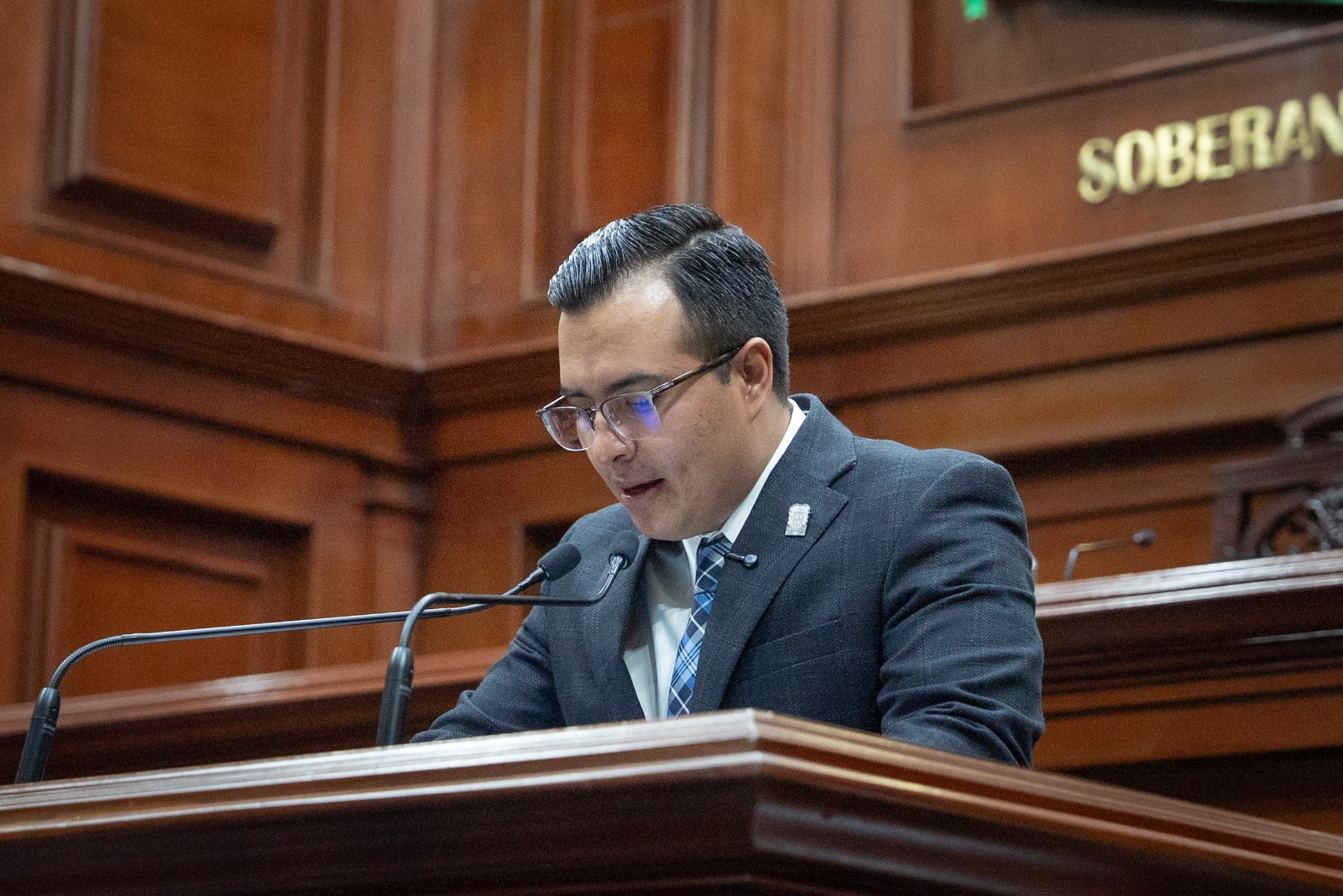 Impulsa Roy Cervantes iniciativa para garantizar la entrega oportuna de títulos universitarios