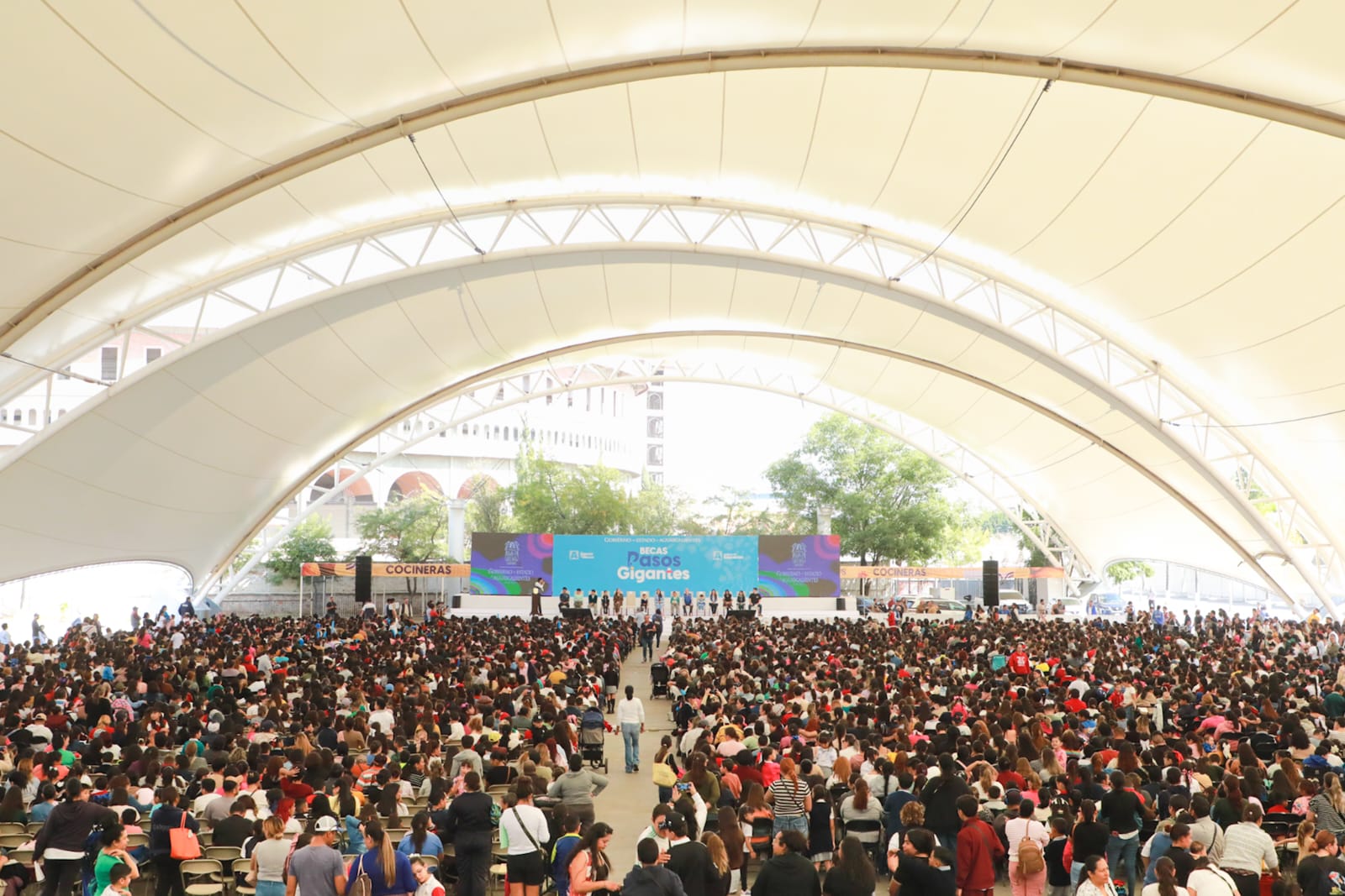 Más de 5 mil estudiantes de la capital reciben becas para continuar su formación académica