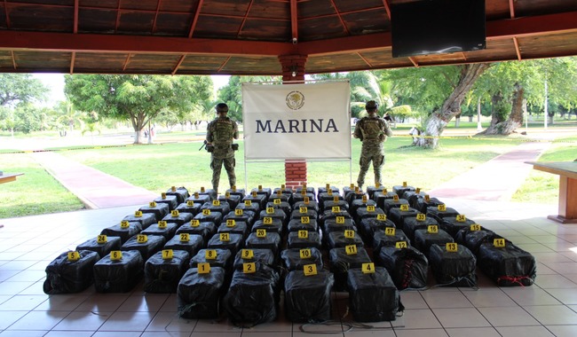 Hallan más de 2.5 toneladas de cocaína frente a las costas de Michoacán