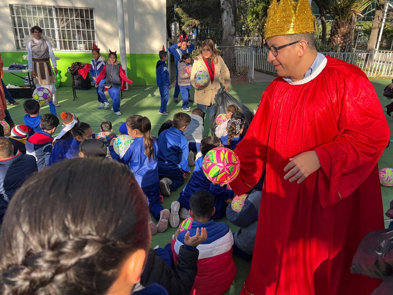 La convivencia y los valores, ejes de la visita navideña a escuelas del distrito