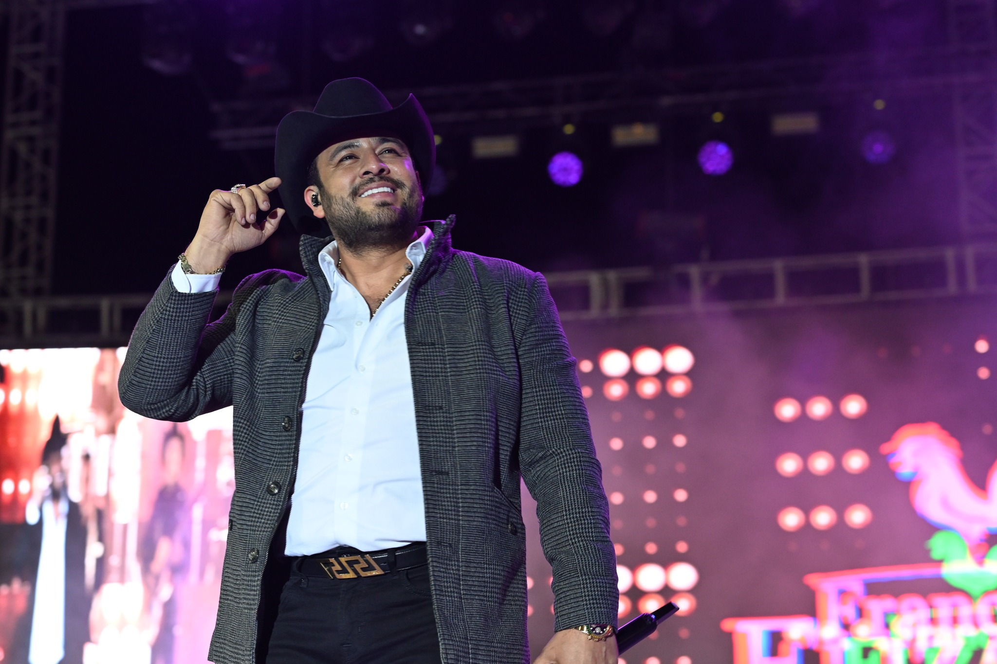 Francisco “El Gallo” Elizalde enciende el arranque oficial de la feria en el Teatro del Pueblo