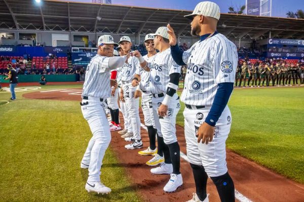 Rieleros arrancan su temporada histórica con una fiesta inolvidable en el Romo Chávez