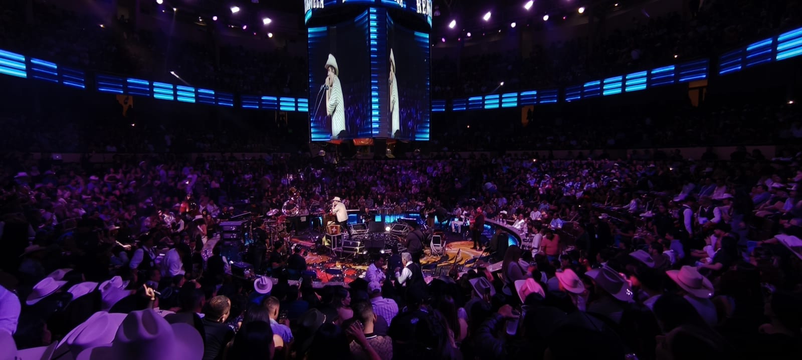 Remmy Valenzuela convierte el Palenque en un mar de acordeones, nostalgia y euforia